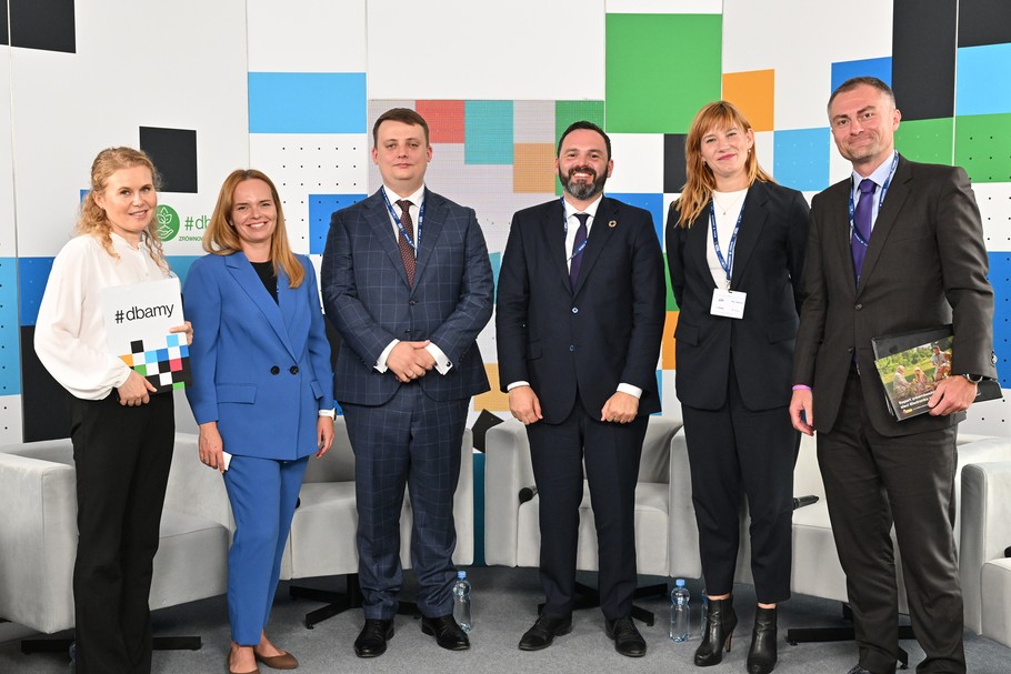 Na zdjęciu od lewej: Magda Krukowska, Forbes Polska, Katarzyna Kucisz-Rosłoń, Corporate Relations Manager, McDonald’s Polska, Mateusz Kowalski, dyrektor ds. ESG Banku Pekao, Kamil Wyszkowski, dyrektor generalny UN Global Compact Network Poland, Maria Ibisz z firmy doradczej Deloitte, Arkadiusz Mierzwa, dyrektor komunikacji korporacyjnej w Jeronimo Martins Polska.