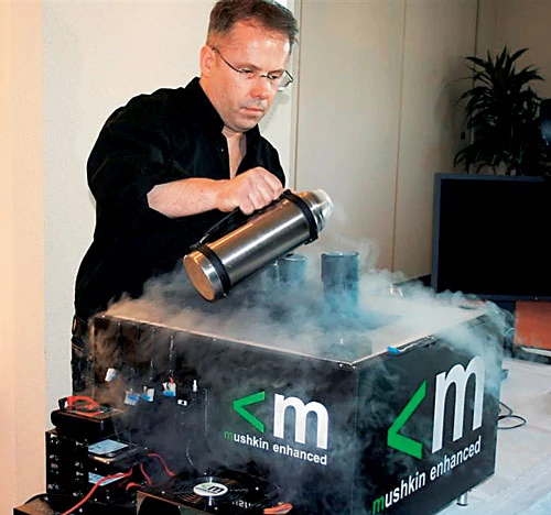 Chłodzony ciekłym azotem komputer Mushkin Award Fabrik podczas warszawskiej próby bicia rekordu świata w podkręcaniu podzespołów komputerowych