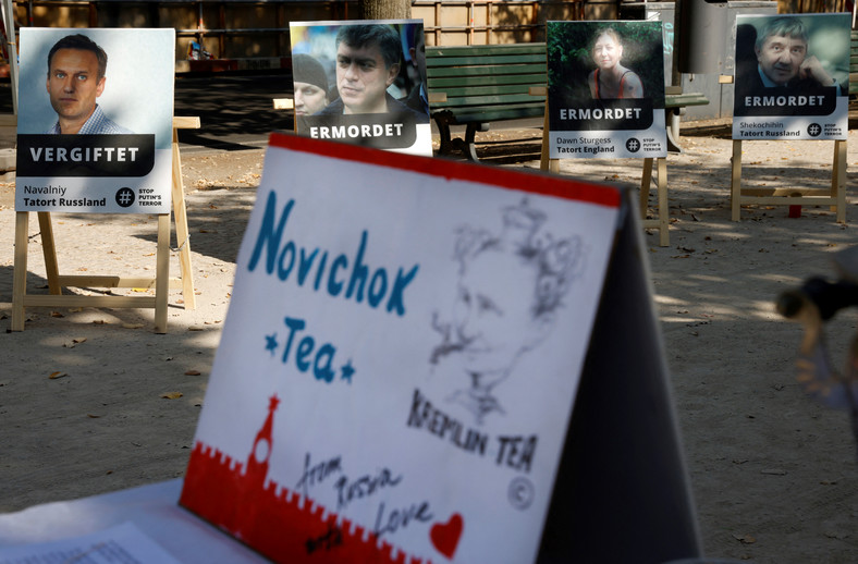 Protest pod rosyjską ambasadą w Berlinie po otruciu Aleksieja Nawalnego. 23 października 2020 r.