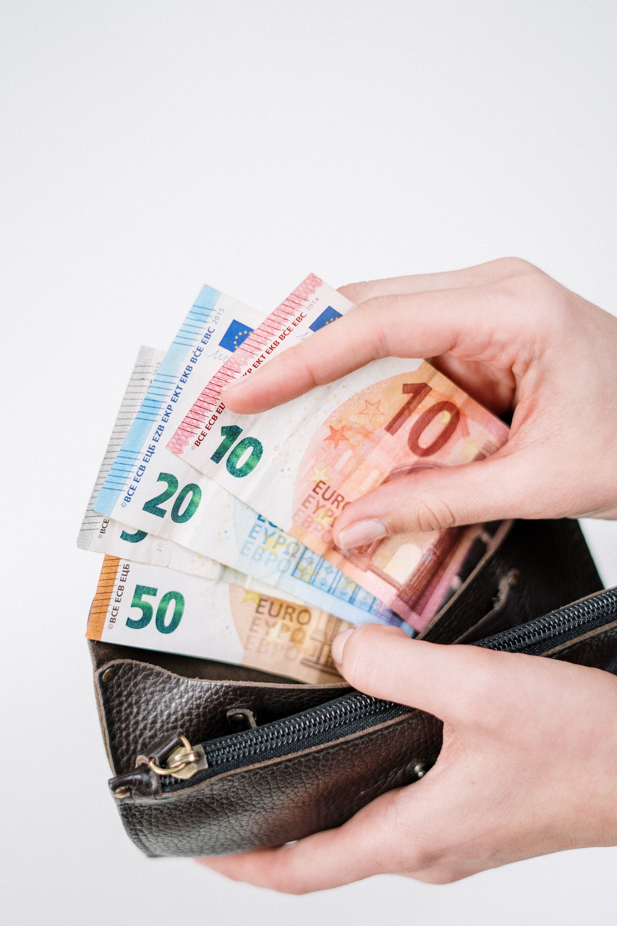 Ľudia pracujúci za minimálnu mzdu si v čistom polepšia o viac ako 42 eur mesačne.