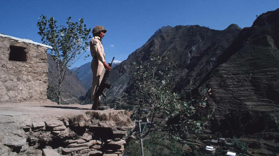 Pakistanski vojnik čuva stražu dok gleda ka Kašmiru pod indijskom upravom | Foto: Getty Images