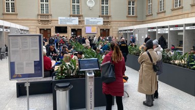 Kilkugodzinne kolejki po paszport we Wrocławiu. "Chwilka dla klienta i trzy chwilki na własne sprawy"