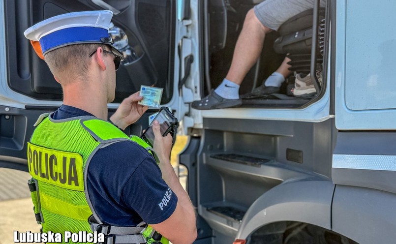 Policja kontroluje kierowców samochodów ciężarowych, ciężarówka, TIR