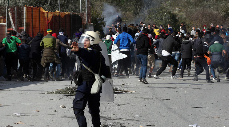 A görög határra százával érkeznek a menekültek, akiket a görög rendőrök csak nehezen tudnak feltartóztatni / Fotó: MTI EPA