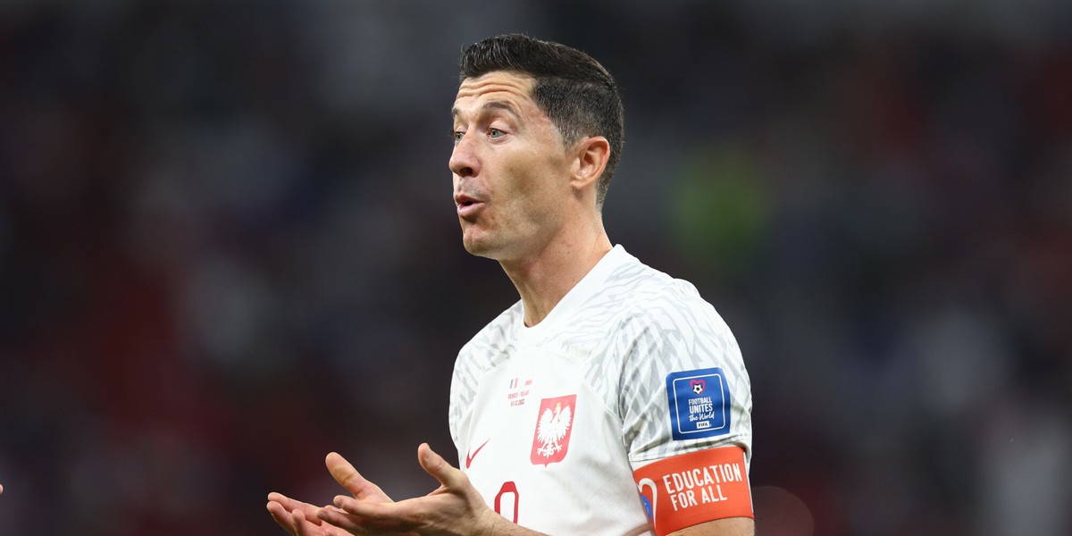 Robert Lewandowski podczas meczu Polska-Francja na mundialu w Katarze.