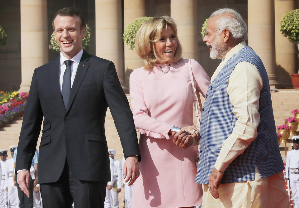 Brigitte Macron w różowej mini w Indiach