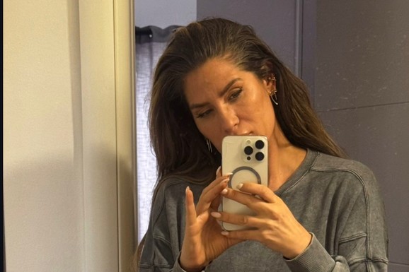 MUŽ JE JAVNO VARAO, ONA IZNELA JEZIVE DETALJE IZ ODNOSA Povukla se iz javnosti, a sada se slikala u uskim helankama: "Fit mama"