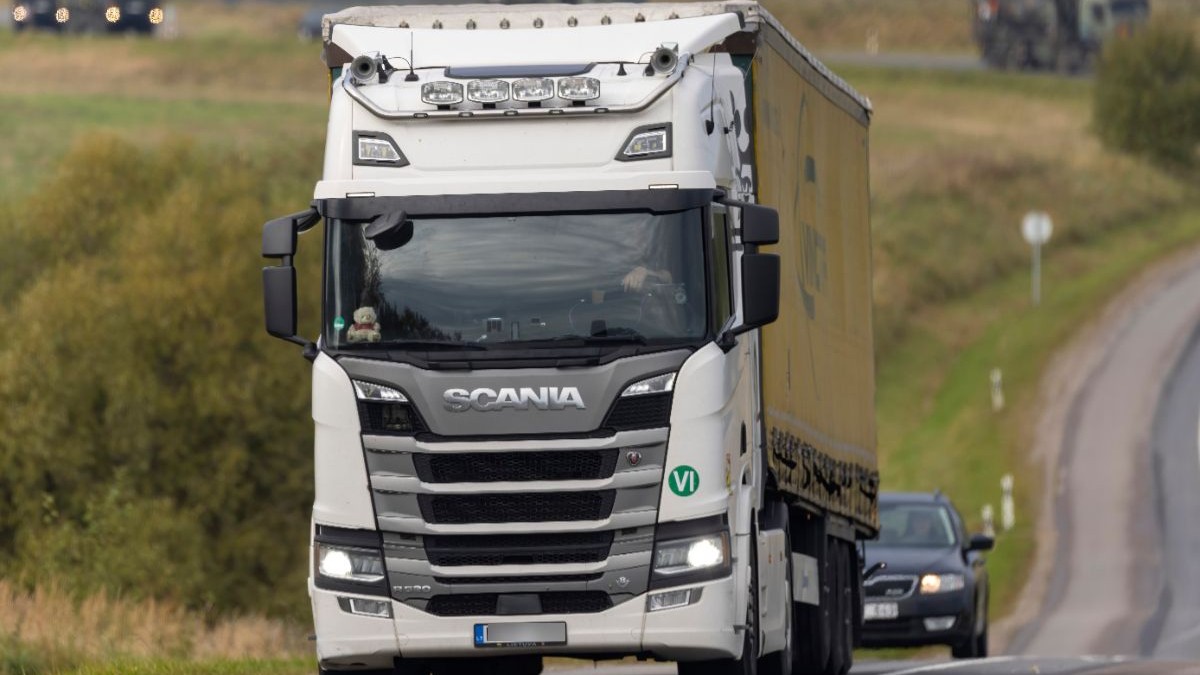 Un șofer român de TIR va plăti 3,26 milioane de euro amendă și va sta 4 ani la închisoare, în Franța, după ce a acceptat pentru 5.000 de euro să transporte „ciocolată” din Spania în Italia