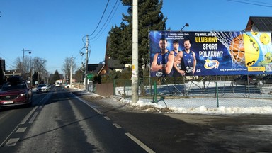 Widok na góry ginie za szpetnymi billboardami. Teraz zamieszana jest w to państwowa firma