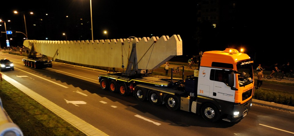 WROCŁAW TRANSPORT ELEMENTÓW KONSTRUKCYJNYCH STADIONU