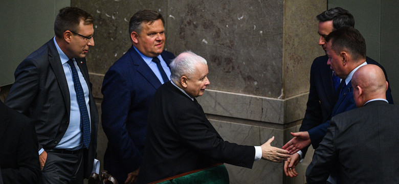 "Stan Wyjątkowy": Posłowie PiS obronili Kaczyńskiego. "Są w stanie powiedzieć każdą bzdurę"