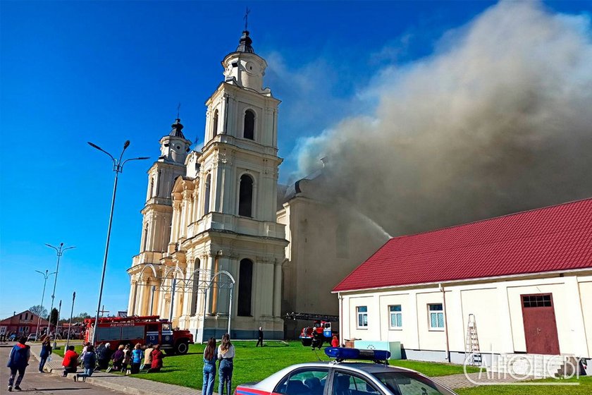 Dzięki pomocy wolontariuszy wyniesiono cenne wyposażenie kościoła