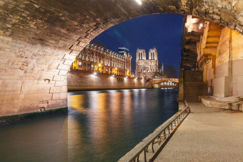 Katedra Notre Dame w Paryżu, widok spod Petit Pont i Sekwany