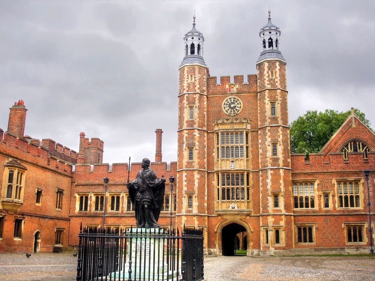 Eton College, najbardziej prestiżowa szkoła średnia w Wielkiej Brytanii. Jej budynki sąsiadują z zamkiem Windsor. Szkoła kształci tylko chłopców
