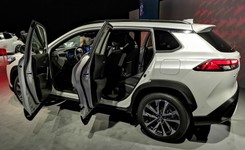 Nowa Toyota Corolla Cross wjeżdża do Polski. To SUV z hybrydą 5. generacji
