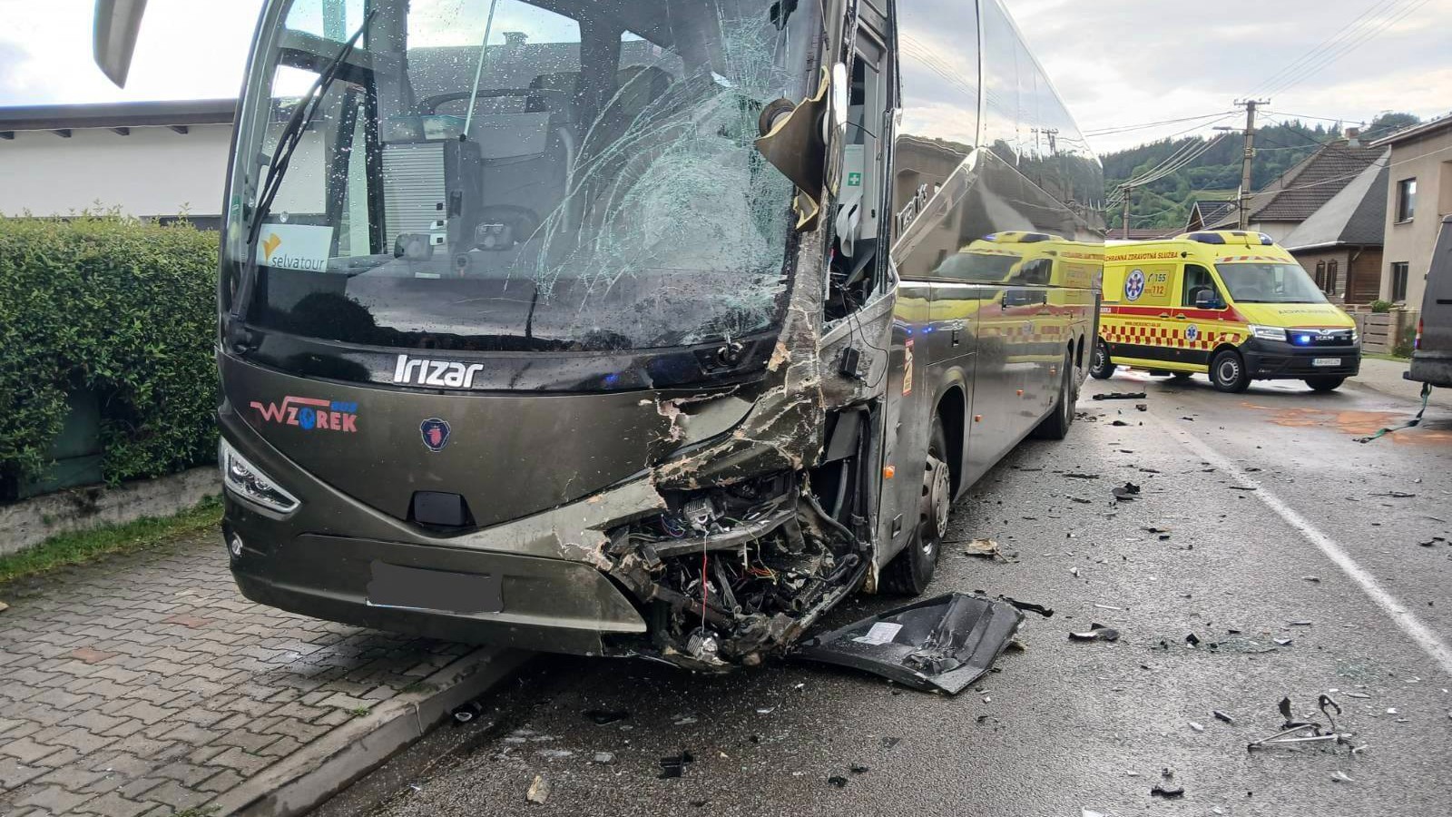 Hasiči zasahujú v obci Nižná pri dopravnej nehode dodávky, autobusu a cyklistu.