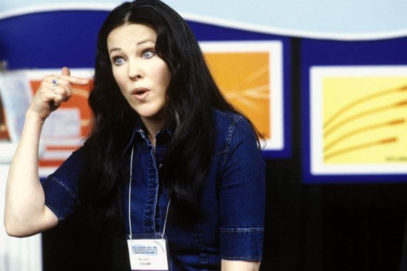 Catherine O'Hara jako Mickey Crabbe w filmie "Koncert dla Irwinga" (2003)