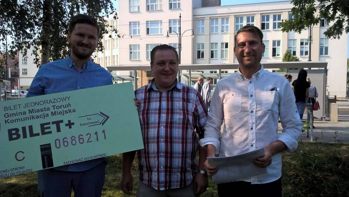 Toruńscy działacze Sojuszu Lewicy Demokratycznej rozpoczęli zbiórkę podpisów pod projektem uchwały, który ma wprowadzić bezpłatne przejazdy komunikacją miejską dla dzieci od urodzenia do ukończenia szkoły podstawowej. Jak oszacowali, nie uszczupli to w znaczący sposób budżetu miasta.