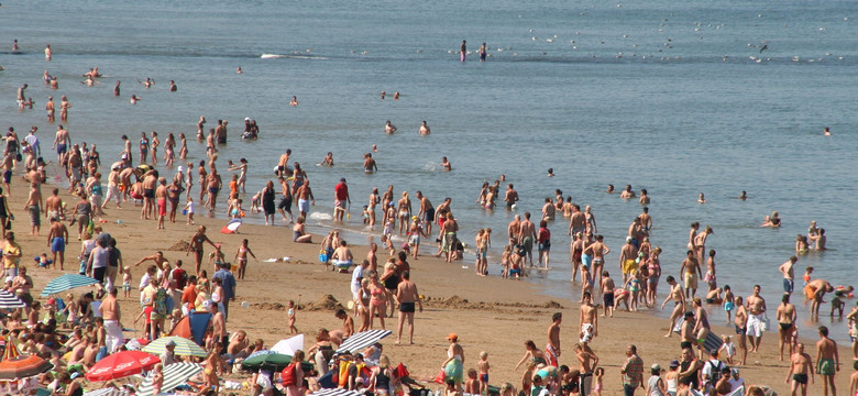 Boją się zamachów i uchodźców, dlatego przyjadą nad Bałtyk. Niespodziewani goście zdominują polskie plaże?