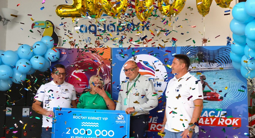 Pani Danuta Zięba w asyście prezesów Wrocławskiego Parku Wodnego: Grzegorza Kaliszczaka, Artura Siewierskiego i Pawła Rańdy.