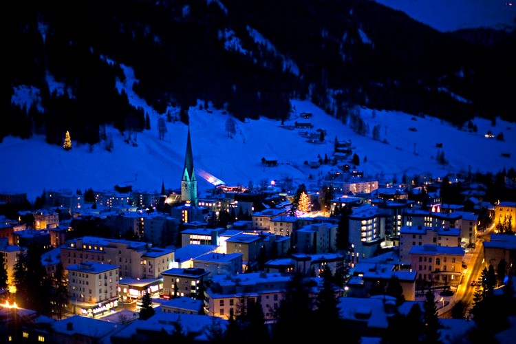Szwajcarskie Davos nocą. 24. stycznia 2011 rok.