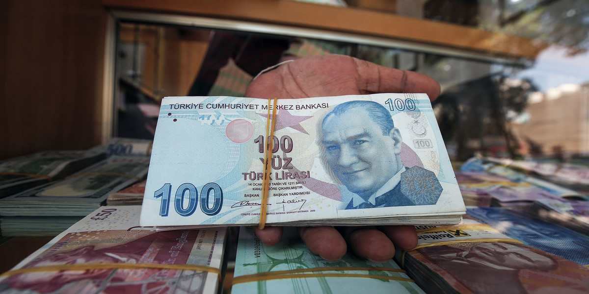 Turecka lira w poniedziałek 13 sierpnia rano dalej się osłabiała do dolara, przez co bank centralny Turcji postanowił podjąć kroki mające uspokoić sytuację