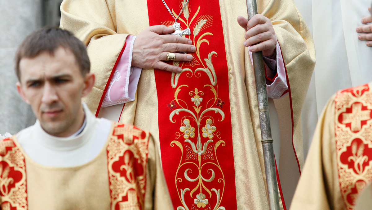 Jan Paweł II staje się trzecim, obok św. Wojciecha i św. Stanisława, filarem polskiej wiary, nadziei i miłości - mówił w Gnieźnie kard. Stanisław Dziwisz, metropolita krakowski, nawiązując do beatyfikacji papieża-Polaka, która odbędzie się 1 maja.