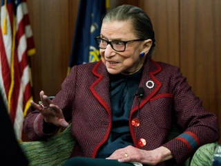 Ruth Bader Ginsburg zmarła w wieku 87 lat. Była drugą w historii kobietą powołaną do pełnienia funkcji sędziego Sądu Najwyższego Stanów Zjednoczonych