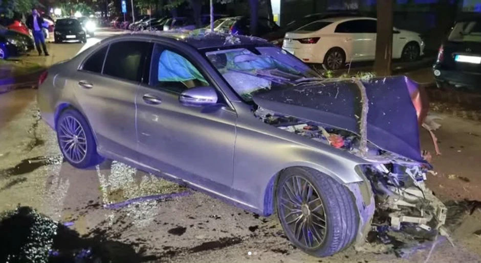 Razlupani mercedes u Novom Sadu