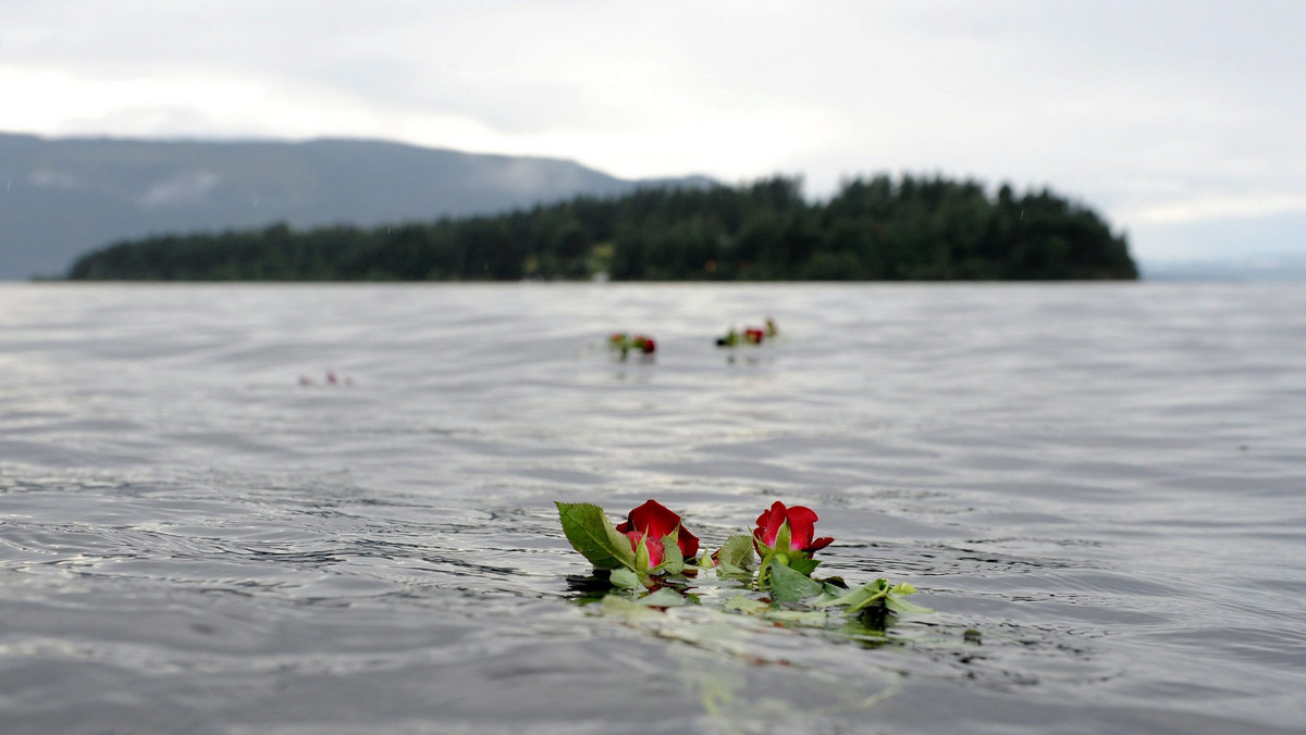 Pięć dni po podwójnym zamachu w Norwegii przed szpitalem Ullevaal w Oslo, gdzie nadal przebywają niektórzy ranni, wciąż palą się świece, a ludzie składają kwiaty, by uczcić pamięć zabitych. Ci, którzy przeżyli, i ich bliscy opowiadają wstrząsające historie.
