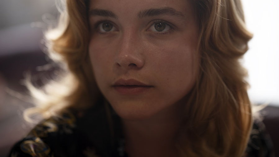 Florence Pugh w serialu "Mała doboszka" (2018)