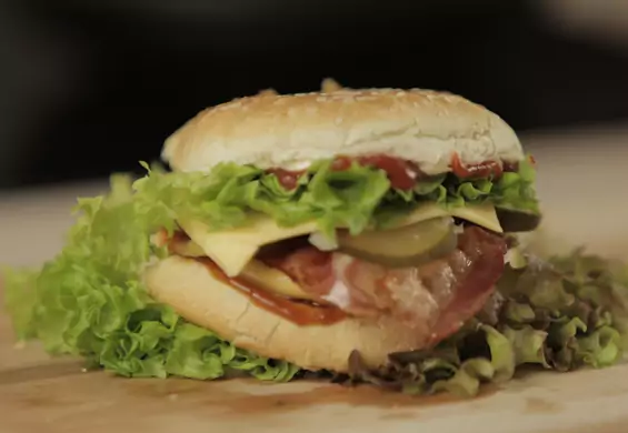 Jak zrobić domowego cheeseburgera - z naszym przepisem to naprawdę proste!
