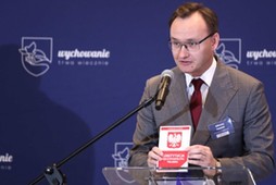 Rzecznik Praw Dziecka Mikołaj Pawlak podczas konferencji prasowej w Warszawie po prezentacji wyników ogólnopolskiego badania Rzecznika Praw Dziecka na temat jakość życia dzieci i młodzieży w Polsce 2021.