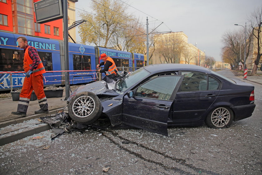 Pijany wjechał w przystanek 