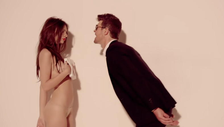 Emily Ratajkowski i Robin Thicke na planie