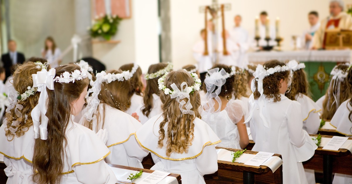 Czy w czasie zwolnienia można iść na Komunię dziecka? ZUS może ci zabrać zasiłek. Co wolno, a czego trzeba unikać na L4?