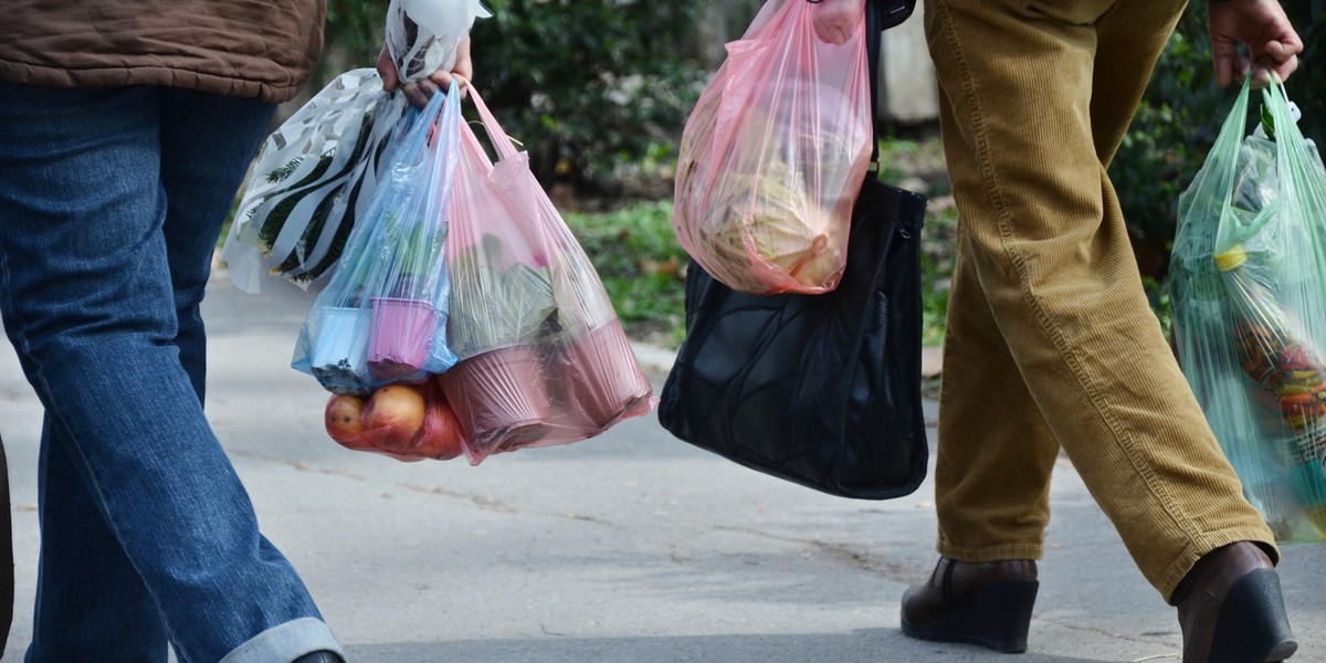 Plastik jest wszechobecny w naszym codziennym życiu, a szkodzi środowisku. Warto ograniczać jego ilość, dokonując świadomych wyborów