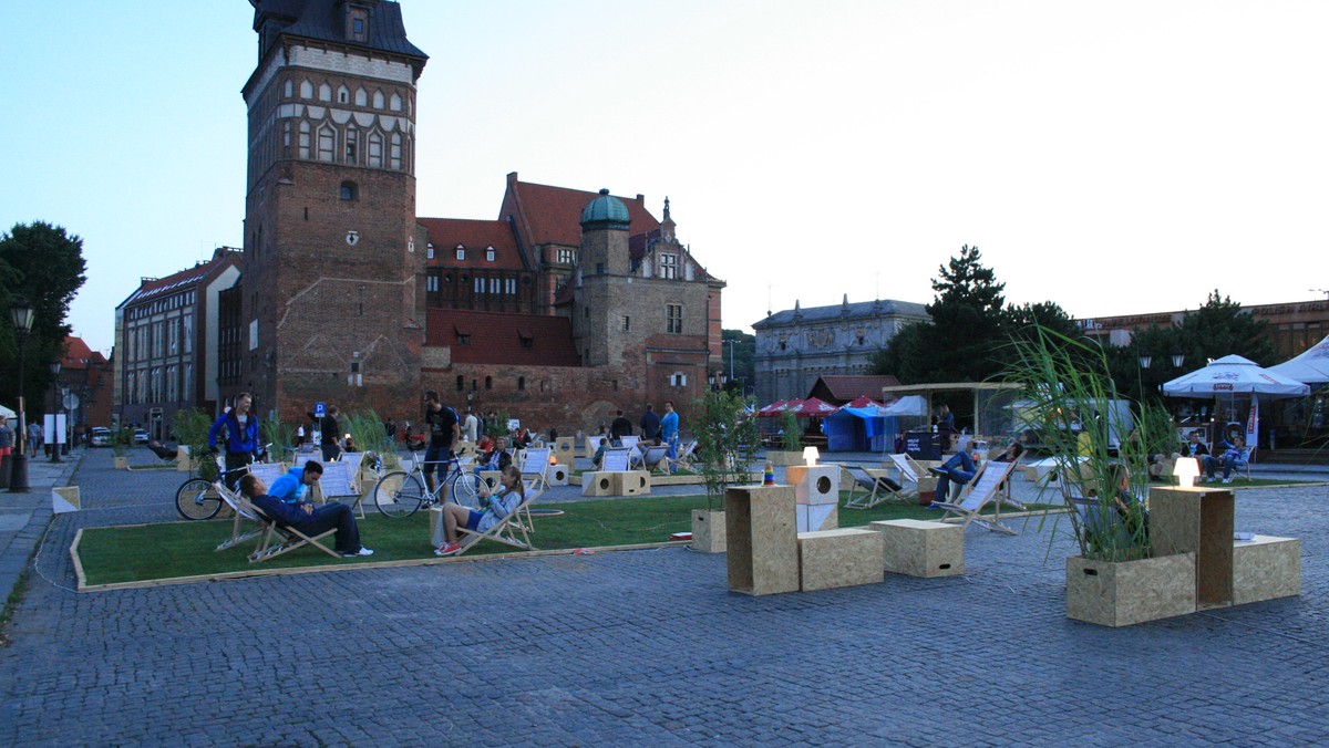 Pod koniec sierpnia gdański Targ Węglowy zamienił się w wyjątkową przestrzeń. Instytut Kultury Miejskiej stworzył miejsce relaksu i zabawy dla wszystkich gdańszczan. Przy okazji pytano także, w jaki sposób mieszkańcy chcieliby zagospodarować Targ Węglowy, który w ciągu roku pełni rolę parkingu.