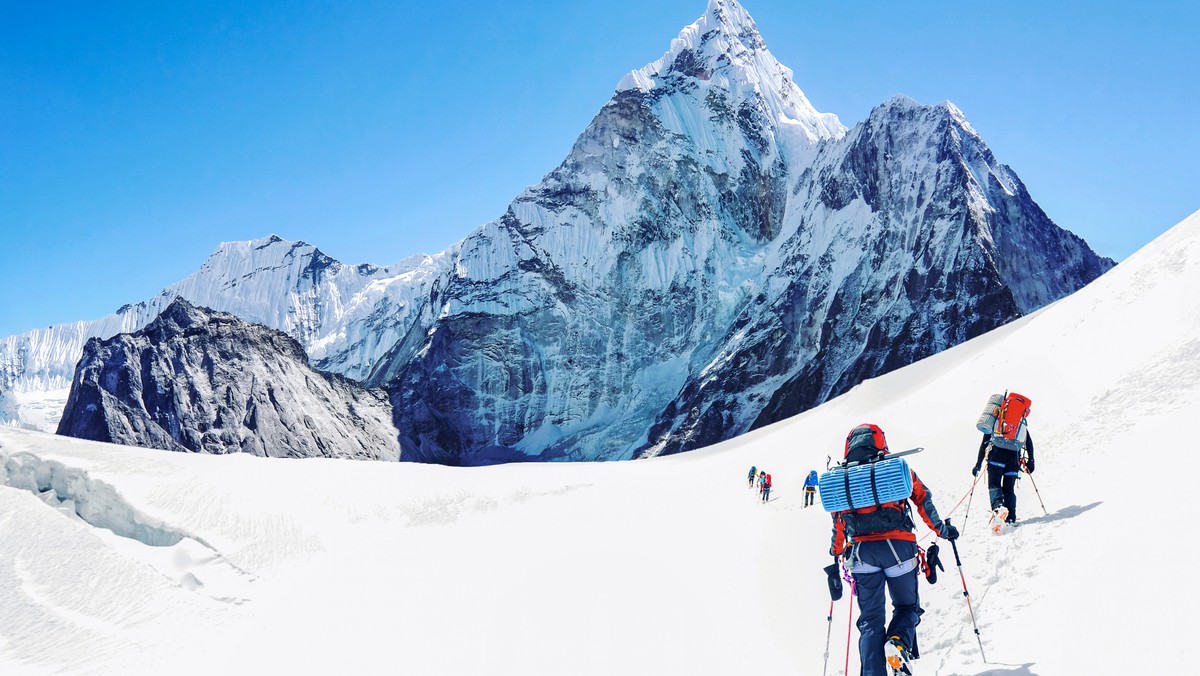 Po wielu nieudanych i często tragicznych wyprawach, 29 maja 1953 r. na Mount Everest wspięli się jako pierwsi na świecie Nowozelandczyk Edmund Hillary i Szerpa Tenzing Norgay. Pierwszą osobą z Polski była Wanda Rutkiewicz, a do dziś szczyt zdobyło 37 Polaków.