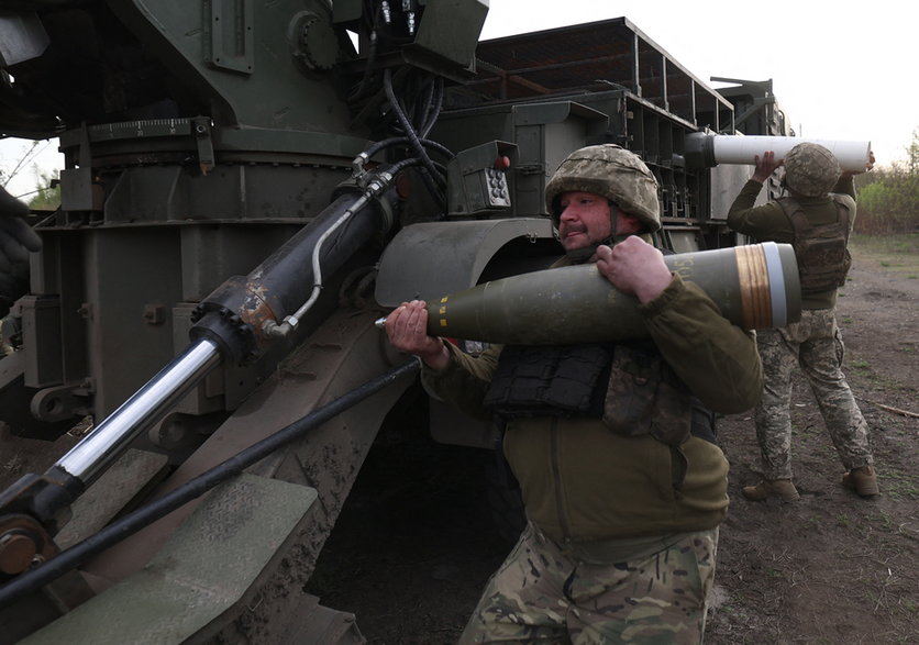 Ukraińscy żołnierze w obwodzie charkowskim ostrzeliwują rosyjskie pozycje z samobieżnej haubicy 155 mm, 21 kwietnia 2024 r.