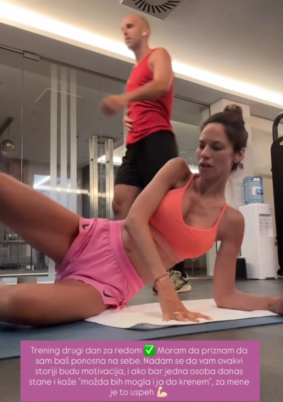 Danijela Dimitrovska u mini šortsu i topiću vežba