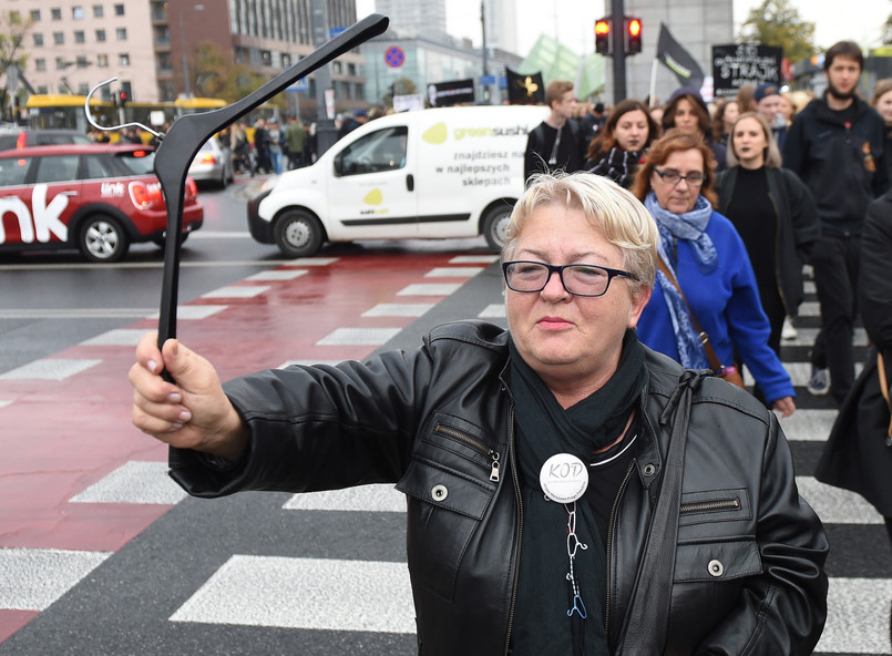 W poniedziałek odbywa się strajk kobiet - protest wobec możliwego zaostrzenia przepisów dot. aborcji. Akcja miała swój początek w internecie; jej uczestniczki zapowiedziały nieprzyjście do pracy lub niewykonywanie swoich codziennych obowiązków lub zamanifestowały solidarność ze strajkującymi czarnym strojem. W wielu miastach zaplanowano manifestacje.