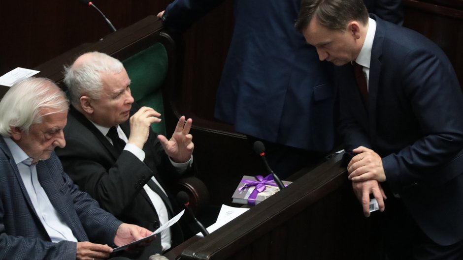 Ryszard Terlecki, Jarosław Kaczyński i Zbigniew Ziobro w Sejmie. 26.05.2022 r.