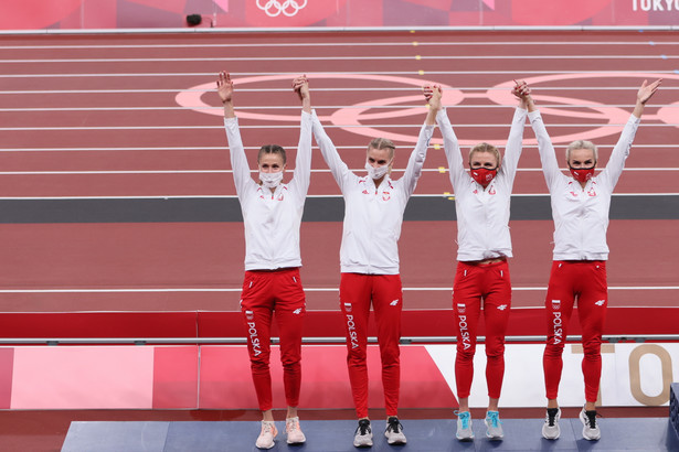 Polki, w składzie (od lewej): Natalia Kaczmarek, Iga Baumgart-Witan, Małgorzata Hołub-Kowalik i Justyna Święty-Ersetic podczas ceremonii medalowej