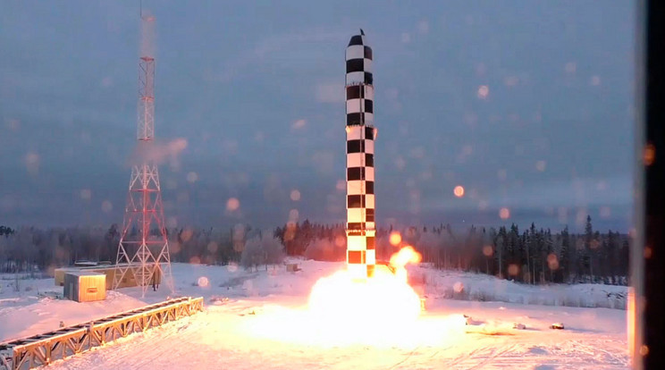Az orosz elnök hivatalos honlapja által közreadott, videofelvételről készült kép egy RS-28 Sarmat típusú interkontinentális ballisztikus rakéta fellövéséről, amelyet Vlagyimir Putyin orosz elnöknek a manőverező nukleáris fegyverek kifejlesztéséről tartott beszámolója alatt mutattak be Moszkvában 2018. március 1-jén, Putyin évértékelő beszédének napján / Fotó: MTI/EPA/Orosz elnök hivatalos honlapja