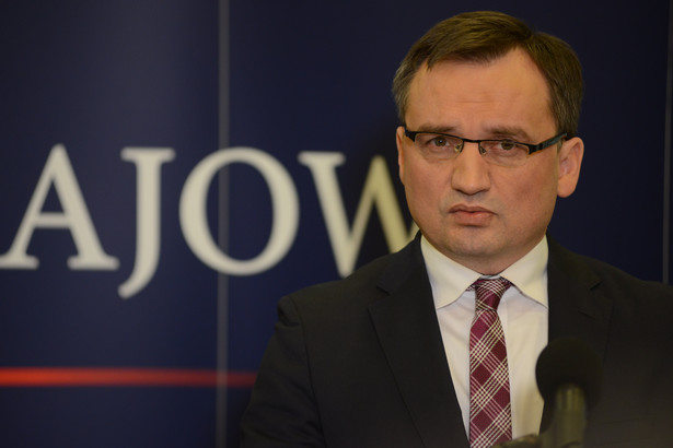 Szef resortu sprawiedliwości zwrócił uwagę, że "czym innym jest krytyka, nawet najsurowsza, czym innym jest debata, spór polityczny, on jest wpisany w istotę (demokracji - PAP), ale agresja, i wobec kobiety - naprawdę wstydziłby się Donald Tusk za takie słowa i takie wypowiedzi" - powiedział minister.