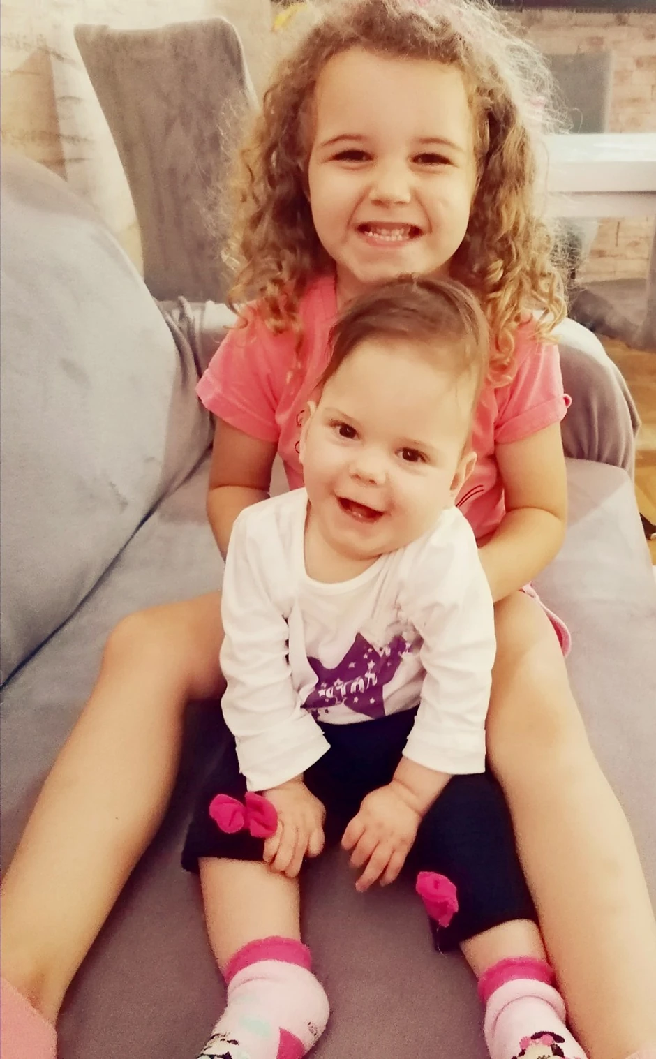 Leona sa sestrom Helenom