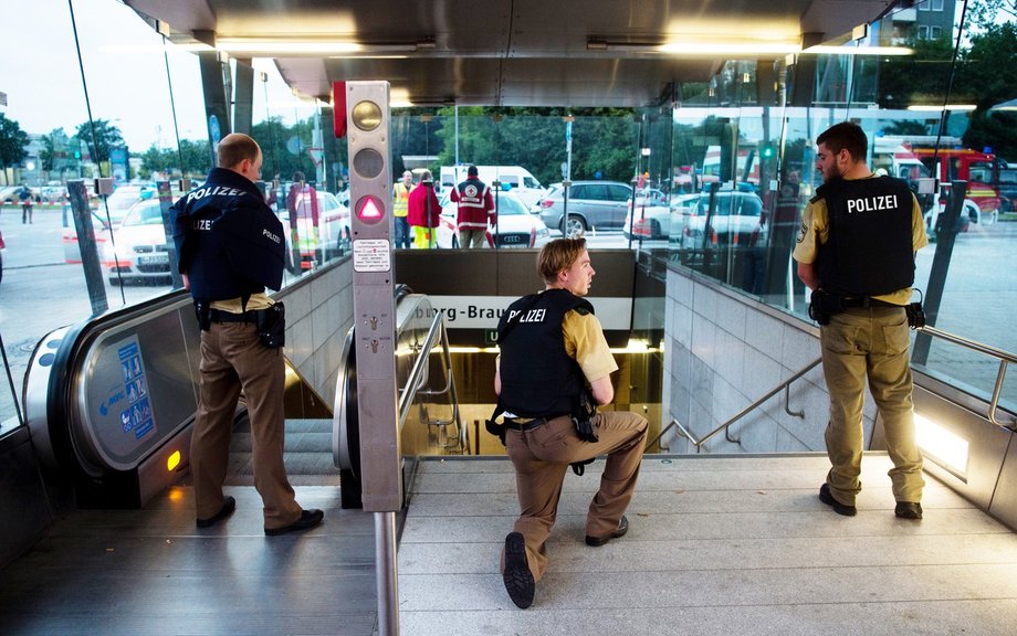 Policja pilnuje wejścia do metra w pobliżu centrum handlowego