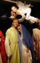 David és Victoria Beckham József és Mária szerepében. Felettük pedig Kylie Minogue pucsító angyalként. 
