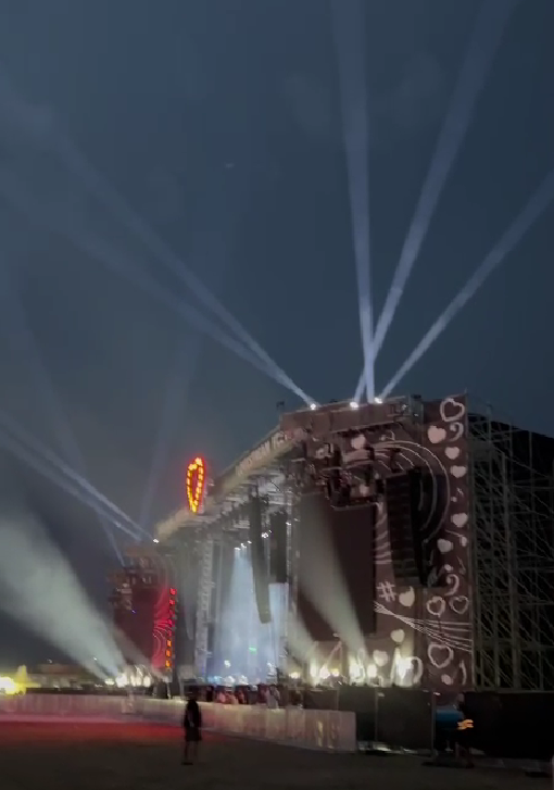 V okolí festivalu sa vyskytli búrky.